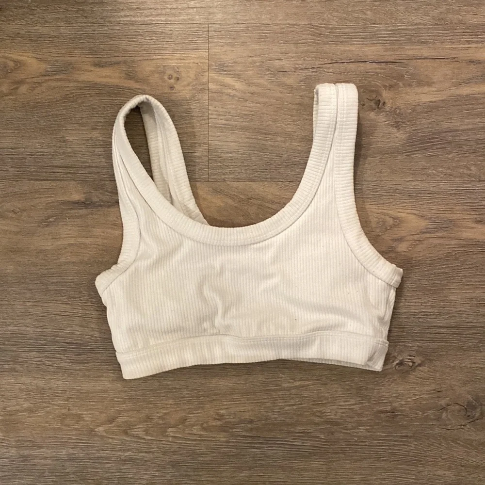 Alo yoga wellness sports bra white